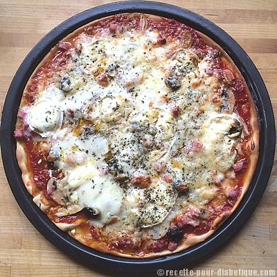 Pizza jambon, champignons et fromages