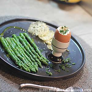 Oeufs à la Coque aux Asperges et Tuiles de Parmesan