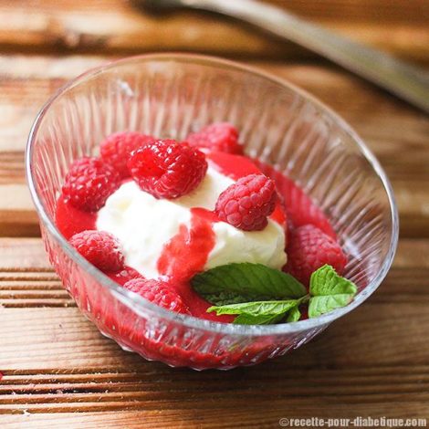 Faisselle aux framboises et son coulis