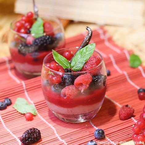 Pêches pochées au Sirop sans Sucre et Fruits rouges
