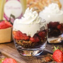Fraises au Granola et Chantilly  (Bio et IG faible)