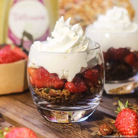 Fraises au Granola et Chantilly  (Bio et IG faible)