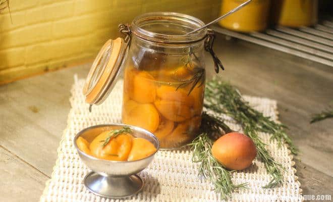 des bocaux d'abricots