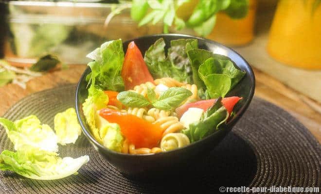 une salade de pâtes végétariennes