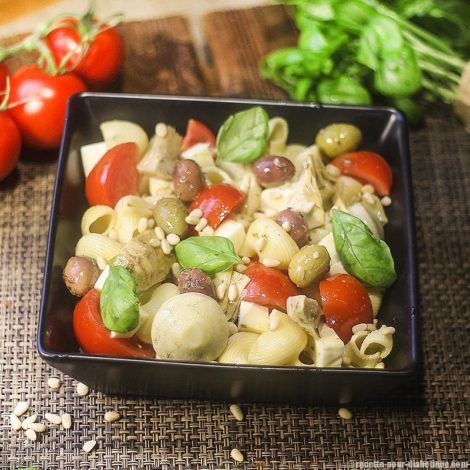 Salade de pâtes à la Mozzarella et Antipasti