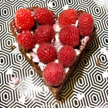 Gâteau au chocolat sans sucre et framboises pour la Saint-Valentin