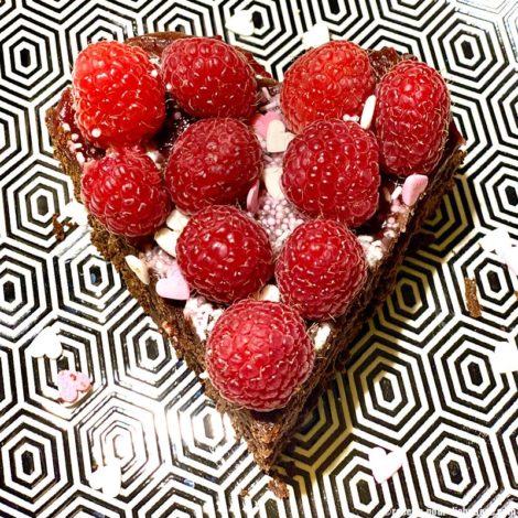 Gâteau au chocolat sans sucre et framboises pour la Saint-Valentin