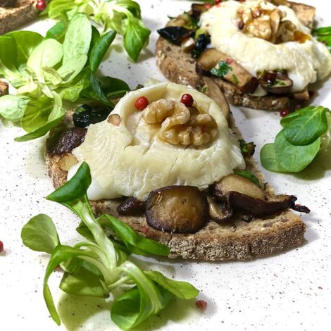 Tartines de Shiitaké à l'ail noir et crottins de Chavignol