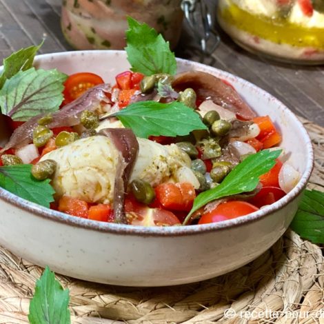 Tomate à la Mozzarella Marinée avec Câpres et Anchois