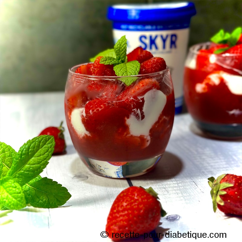 Fraises au Skyr, coulis Ig Bas à la menthe