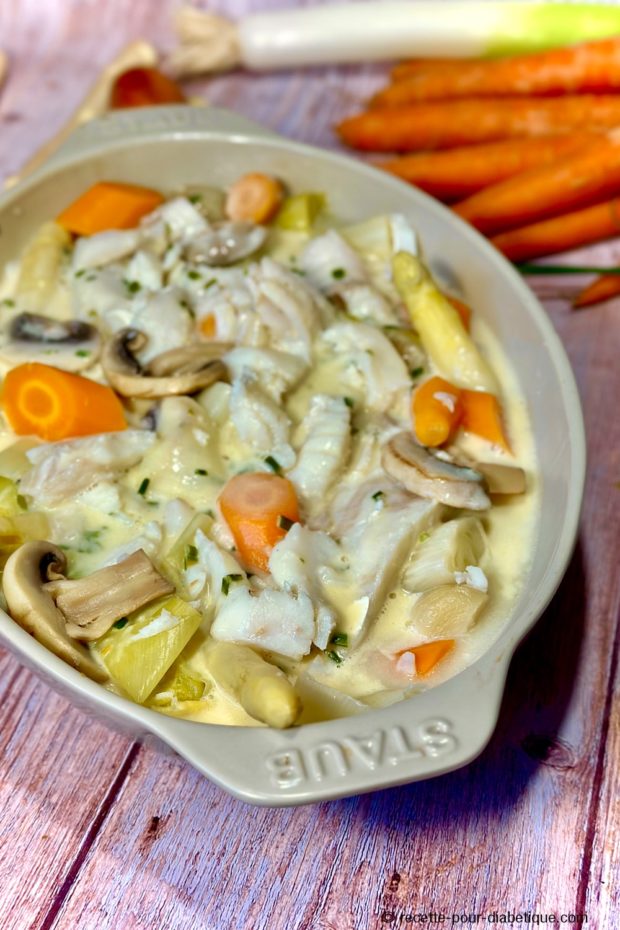 Blanquette de cabillaud avec asperges des sables, champignons et poireaux