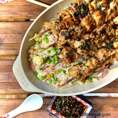 Brochettes de poulet Mariné Miel Soja et Riz Cantonais