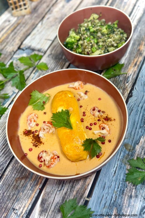 Quenelle de brochet sauce Nantua revisitée à la bisque de homard, servie en assiette creuse, nappée de sauce onctueuse, décorée d’écrevisses, persil et baies roses