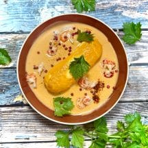 Quenelles de brochet en cuisson au four traditionnel, recouvertes de sauce Nantua à base de bisque de homard et crème