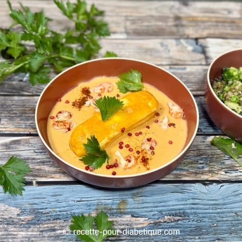 Sauce Nantua maison à la bisque de homard, texture crémeuse et nappante, accompagnant une quenelle de brochet lyonnaise