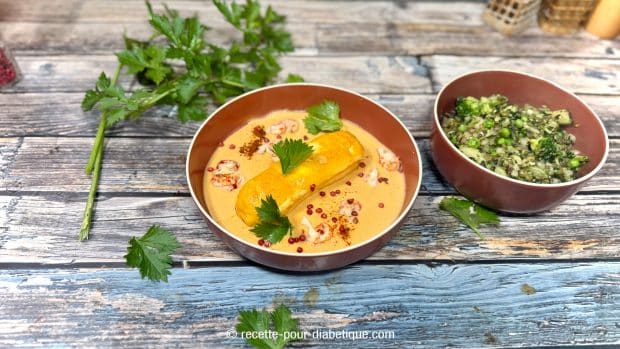 Sauce Nantua maison à la bisque de homard, texture crémeuse et nappante, accompagnant une quenelle de brochet lyonnaise