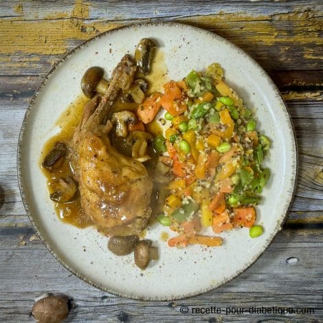 Cuisses de lapin aux champignons bruns et poêlée