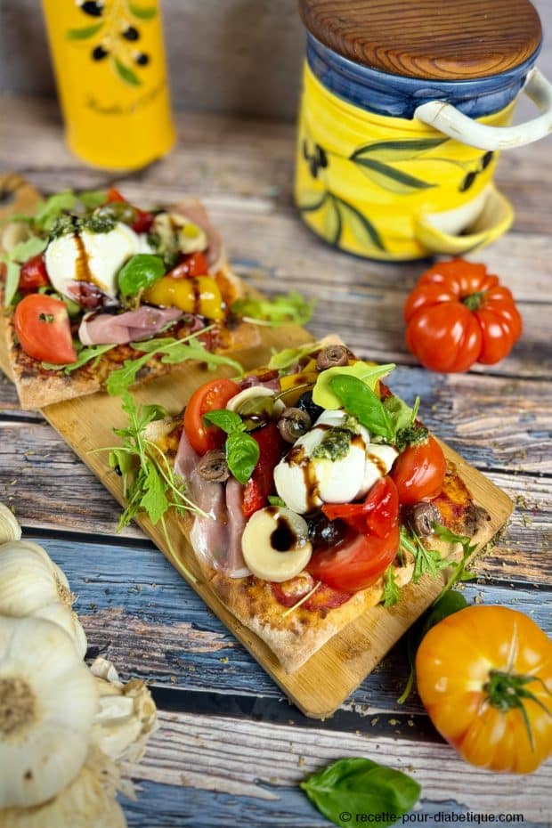 Pinsa romana garnie façon antipasti