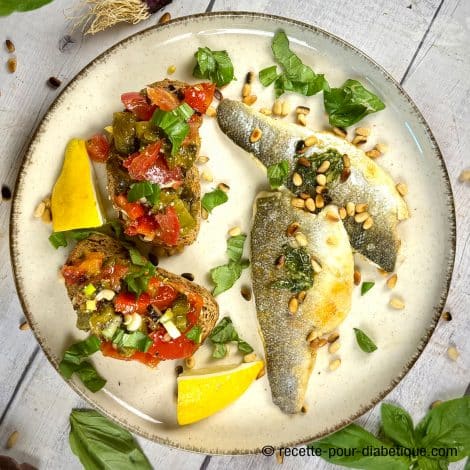 FILETS DE BAR AU PESTO, BRUSCHETTAS AUX TOMATES ET POIVRONS MARINÉS