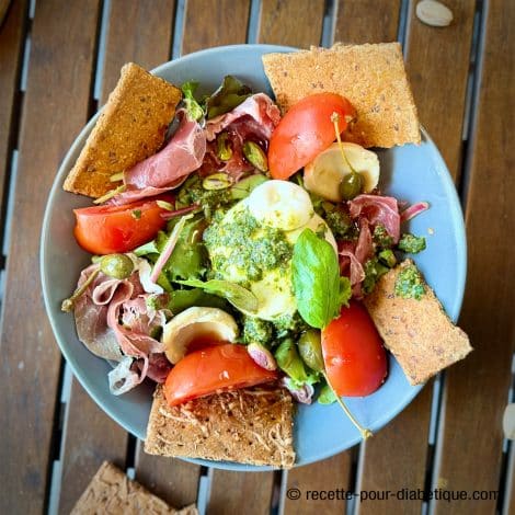 Salade italienne à la Burrata, Jambon de Parme et pesto à la pistache (IG bas)