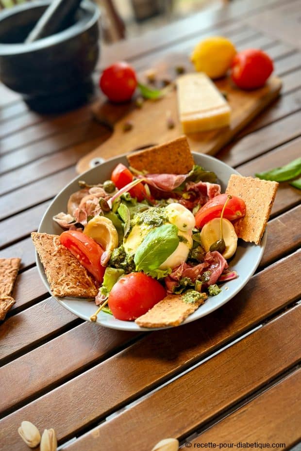 Salade italienne à la Burrata, Jambon de Parme et pesto à la pistache (IG bas)