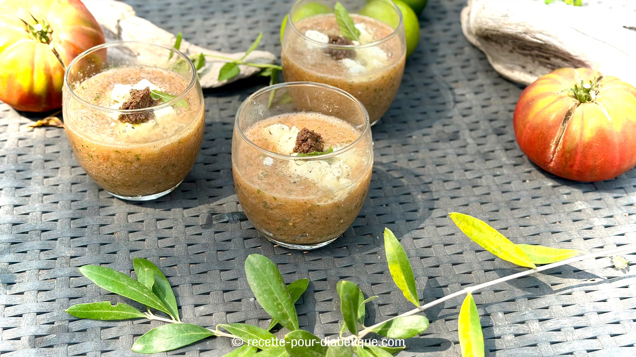 Gaspacho à la grec, menthe, feta et tapenade