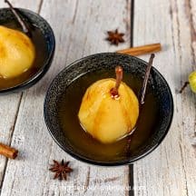 Poires pochées au thé et aux épices sans sucre ajouté