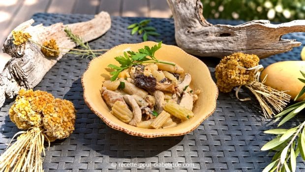 Le poulet aux morilles et à la crème fait partie de ces plats où quelques bons ingrédients suffisent pour obtenir une assiette particulièrement savoureuse.