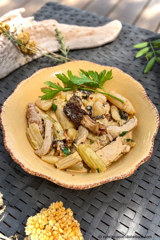 Un poulet aux morilles et à la crème généreux et parfumé, accompagné de salsifis et de céleri branche