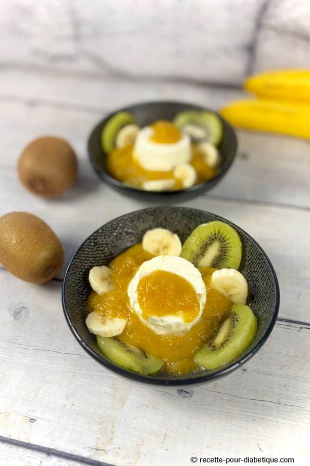Une faisselle aux fruits exotiques avec coulis mangue-ananas, banane et kiwi. Un dessert frais, anti-gaspi et sans sucre ajouté prêt en 10 minutes.