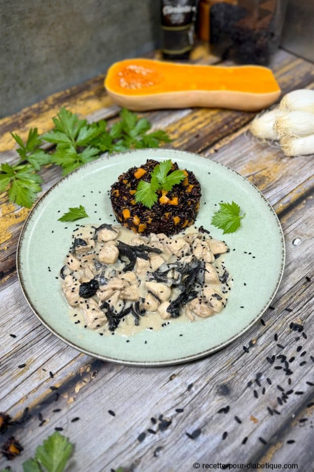 Poulet crémeux aux trompettes-de-la-mort, riz noir et butternut