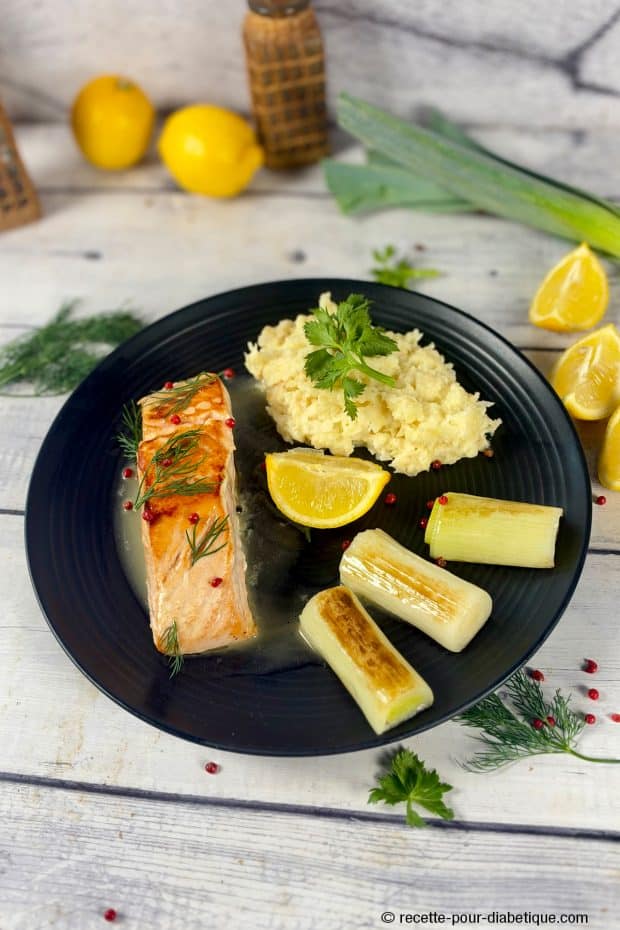 Un pavé de saumon grillé, une purée de céleri et quelques poireaux dorés