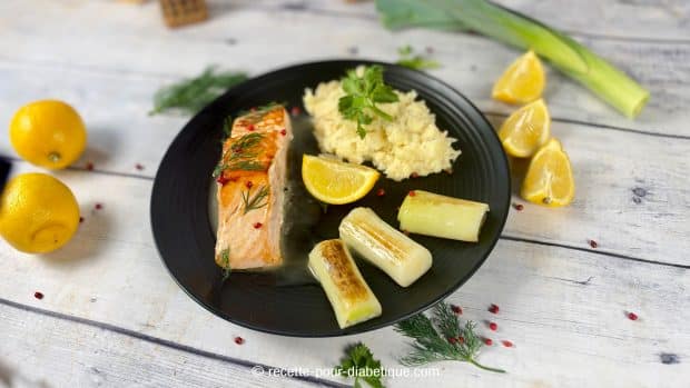 Un pavé de saumon grillé, une purée de céleri et quelques poireaux dorés
