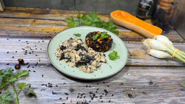 Un poulet crémeux aux trompettes-de-la-mort accompagné de riz noir